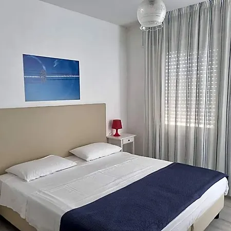Aparthotel Holiday 아파트호텔 3*