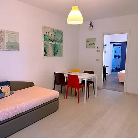 Aparthotel Holiday 아파트호텔 3*