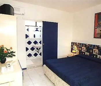 Aparthotel Holiday 아파트호텔 3*